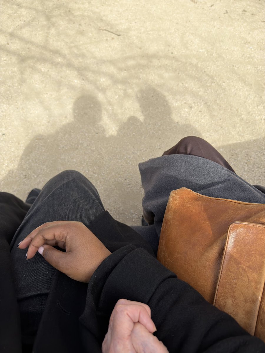 Petite update : Nous sommes partie dans un autre parc à proximité de notre immeuble car elle était trop fatiguée pour aller jusqu’au Parc du Luxembourg ça faisait loin pour elle ! Elle vous remercie pour les messages 🩷