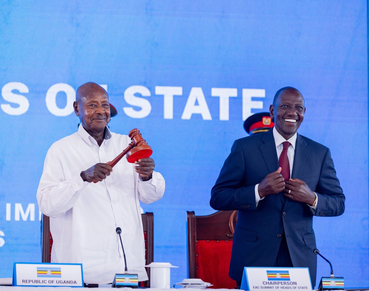 Ikiriho's tweet image. 🇧🇮#Burundi -#EAC| 

Au cours de ce Sommet des Chefs d’État de la Communauté de l'Afrique de l'Est -@jumuiya,  les dirigeants ont désigné le Président de l'#Uganda🇺🇬 @KagutaMuseveni, comme nouveau Président en exercice de la Communauté, succédant au #Kenya🇰🇪-n @WilliamsRuto .