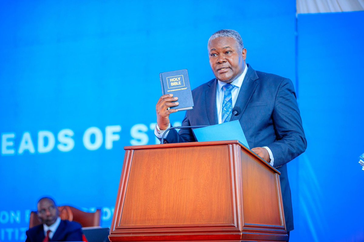 Ikiriho's tweet image. 🇧🇮#Burundi -#EAC| 

Au cours de ce Sommet des Chefs d’État de la Communauté de l'Afrique de l'Est -@jumuiya,  les dirigeants ont désigné le Président de l'#Uganda🇺🇬 @KagutaMuseveni, comme nouveau Président en exercice de la Communauté, succédant au #Kenya🇰🇪-n @WilliamsRuto .