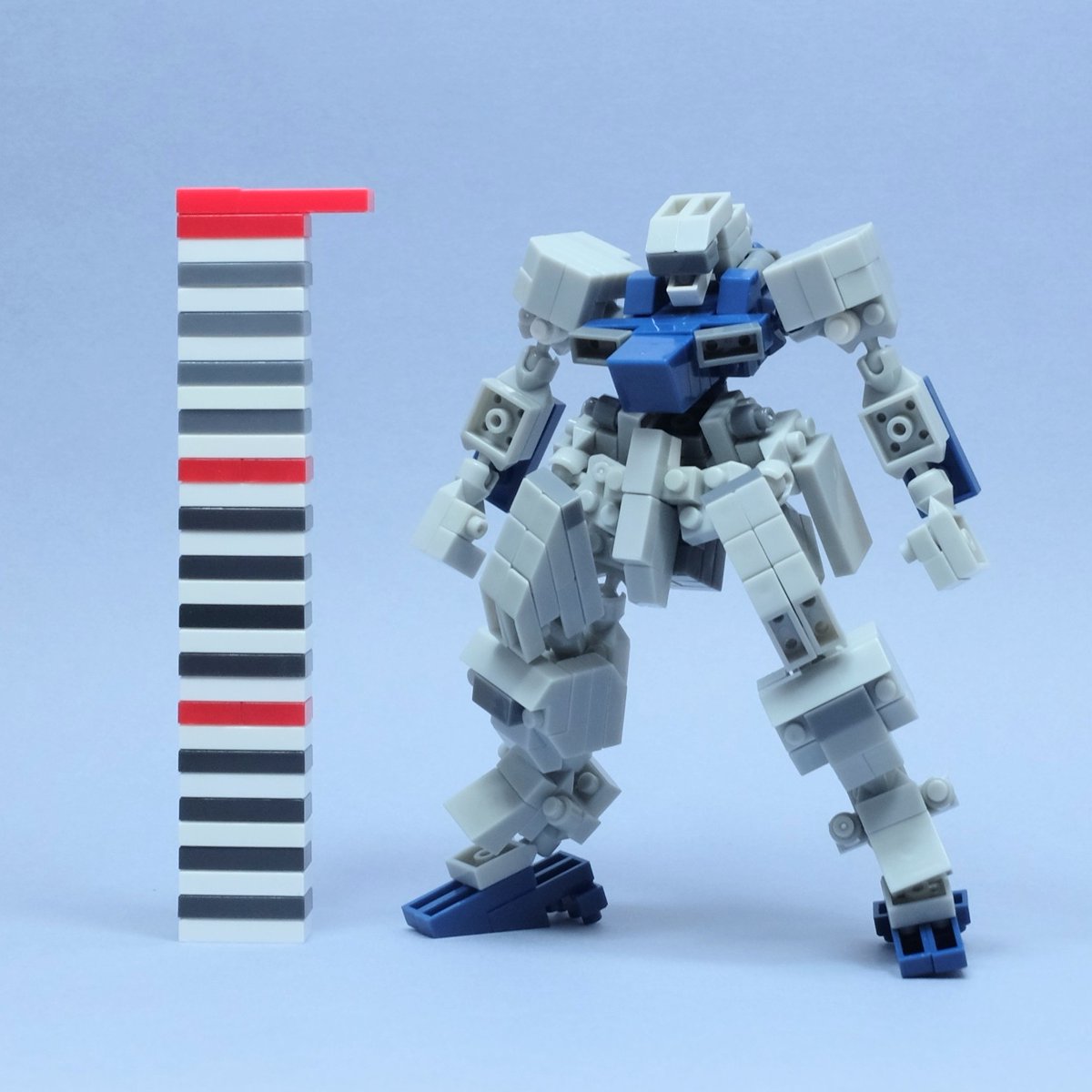 kuremochi40's tweet photo. Daisoプチブロックでロボを作りました。
全高31ポッチのミニサイズです。「全高を抑えるには脚の出所を高くするといい」という格言（？）に則って、股関節周りの組み方を工夫しました。低身長の割にスタイル良く仕上がったのですが、残念ながらイベントには間に合いませんでした…！

#プチブロック https://t.co/KpLBFSch02