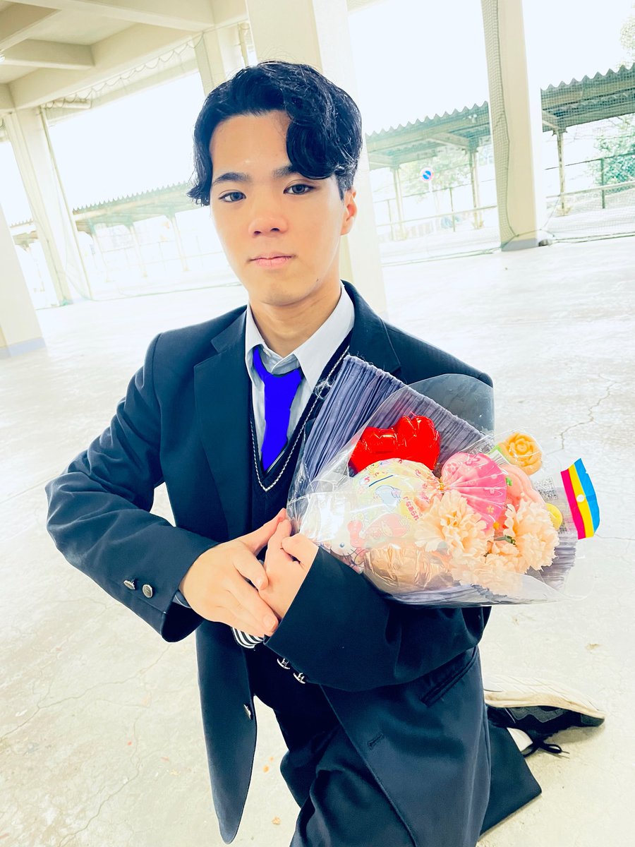 illil_'s tweet photo. 高校卒業しました。

文「舞」両道を貫き、365日を燃やし尽くした3年間でした。最後にダンス部の練習場所で記念撮影をしてきました。

春から大学生になります。

ダンスの仕事へお誘いください。振付もいけます。ミセスのライブに参加するのを目標に働きたいです。 https://t.co/mi1Ktjtexv