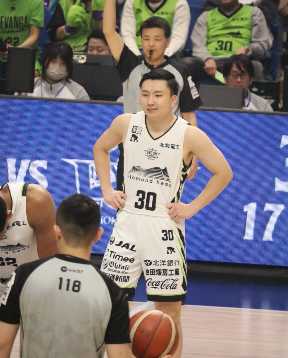 レバンガ北海道 #富永啓生 ユニフォームとバッシュの色味が私には