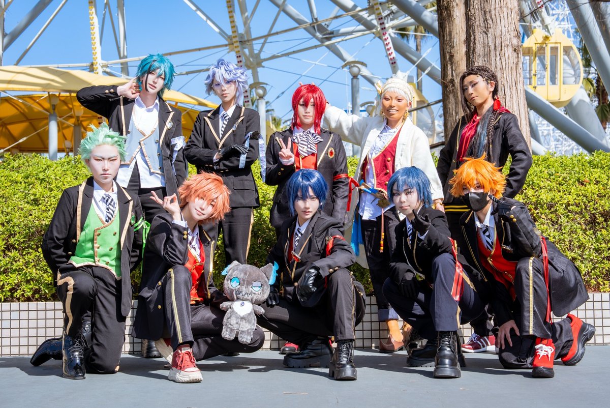 nii_headphone's tweet photo. 「ナイトレイブンカレッジ修学旅行の集合写真！
このメンツで遊園地は騒がしすぎたかな？」

最高の1日でした。

#twstコスプレ #ツイステコスプレ #スパコス https://t.co/8Gg3TWhCHs
