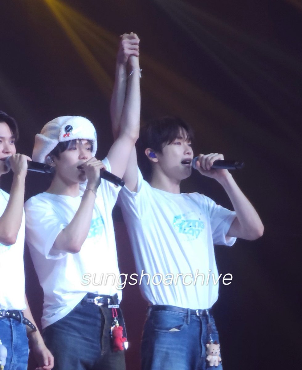 sungtarofeed's tweet photo. seeing how far they've come... from their first fancon to their first group encore together. sungtaro must be so happy and proud of themselves, let’s only walk on flower paths together 🫂✨ https://t.co/nSIgt5BiYg