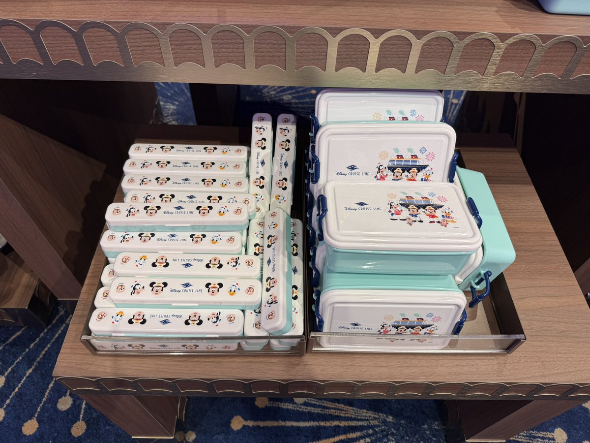 mickeynet003's tweet photo. お箸ケースが販売されていてアジアにいるんだなと実感しました。お箸ケースが12.99ドル、お弁当箱が19.99ドル。ATディズニー・アドベンチャー #MNDCL #ディズニーアドベンチャー https://t.co/0o1oaldTbp
