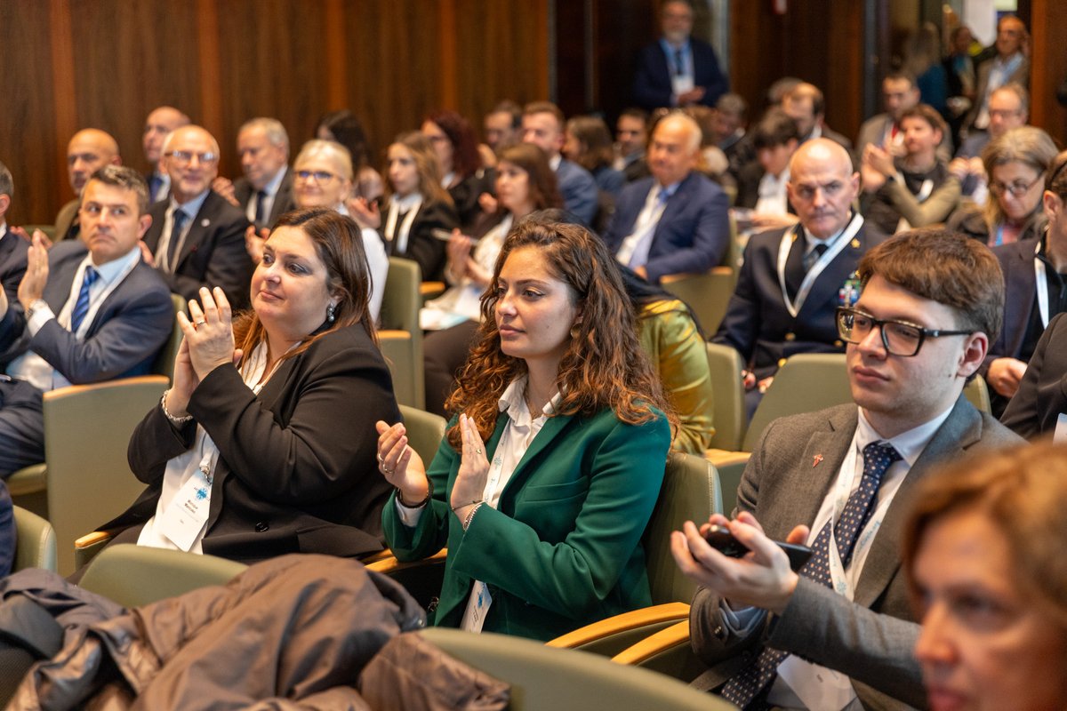 arcticcircleorg's tweet photo. The #Poles: The Italian Model of Civil-Military Cooperation at the Arctic Circle Rome Forum - Polar Dialogue!

@MinisteroDifesa 
#ACRF26 🇮🇹 https://t.co/dMRdwYjrG6