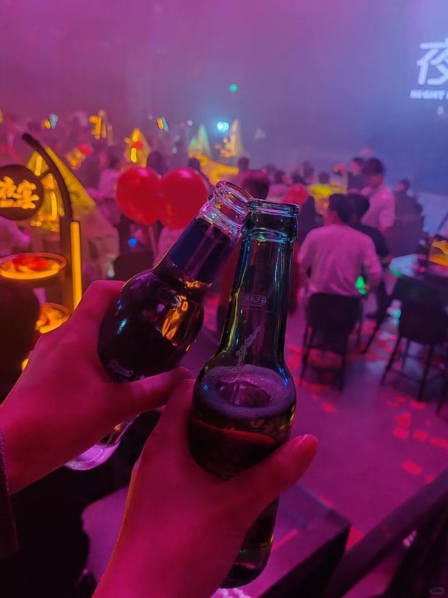 nvshen188's tweet photo. 天呐，好久不来这种娱乐场所，头都要被DJ炸开了，哈哈~ 不是说，夜店会有男的找美女搭讪嘛，在哪里在哪里？ https://t.co/c7ylvZHMP2