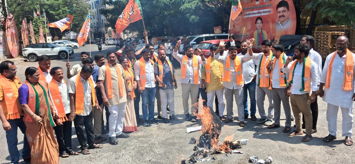 పశ్చిమ బెంగాల్‌లో జరిగిన ఆదివాసీ సంతాల్ తెగల సమావేశంలో పాల్గొన్న భారత రాష్ట్రపతి, గిరిజన మహిళ, శ్రీమతి ద్రౌపది ముర్ము గారి పట్ల అవమానకరంగా వ్యవహరించిన  సీ.ఎం. మమతా బెనర్జీ తీరును ఖండిస్తూ బిజెపి తెలంగాణ గిరిజన మోర్చా రాష్ట్ర అధ్యక్షులు శ్రీ నేనావత్ రవి నాయక్ గారి నేతృత్వంలో