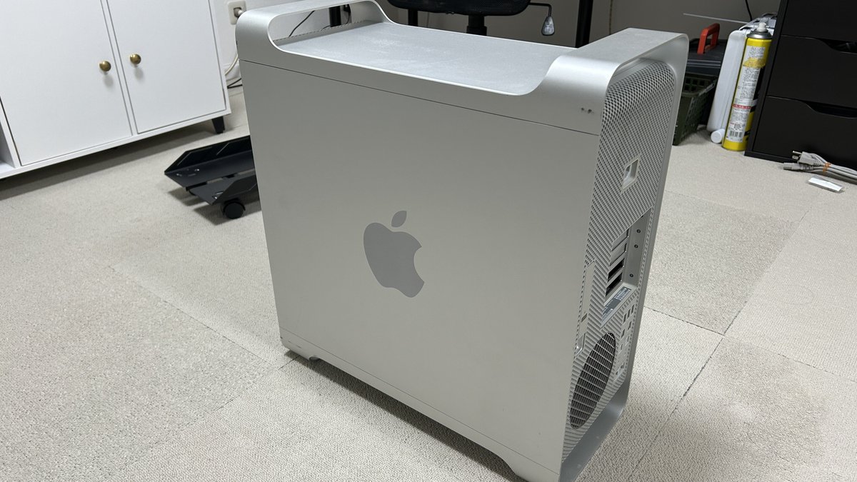 me40110's tweet photo. これはハドフのジャンクコーナーで値段の割にかなり綺麗な状態だったので衝動買いしちゃった17年前のmac pro https://t.co/4TXTrYies2