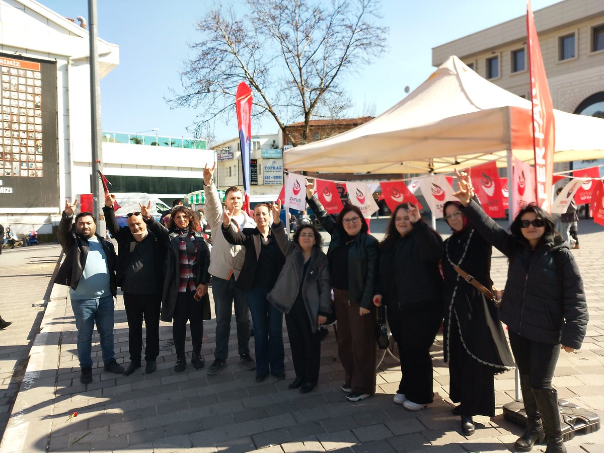 İlçe Teşkilatımızdan Harun KILIÇ kardeşimiz Zafer Partisi Bursa Osmangazi Teşkilatını ziyaret etti.
İlçe Başkanımız Sn. Oğuzhan KARAGÖZ'ün ve Bağcılar'ın selamlarını ilettik.
Zafer Partisi Osmangazi Teşkilatına 
Çalışmalarında başarılar dileriz.