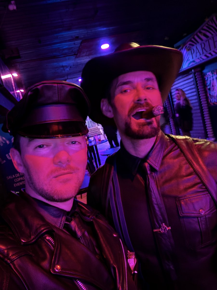 leathersmoker92's tweet photo. Good beers, good cigars and a good friend 🍻

Time for more 😈

https://t.co/QxZtZZ2r5P 
#leathermen #cigars #cigarsmoker #bluf #leather #fetish https://t.co/361JJwYWE5
