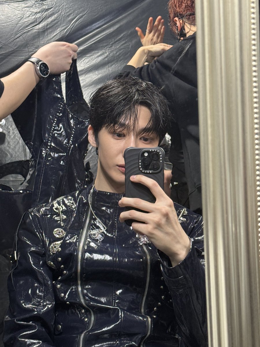 แล้วข้างหลังฮยองวอนคือมินฮยอก
เพื่อนจะยุ่งแค่ไหนผมไม่สน เพราะผมแต่งตัวเสร็จแล้ว 5555555