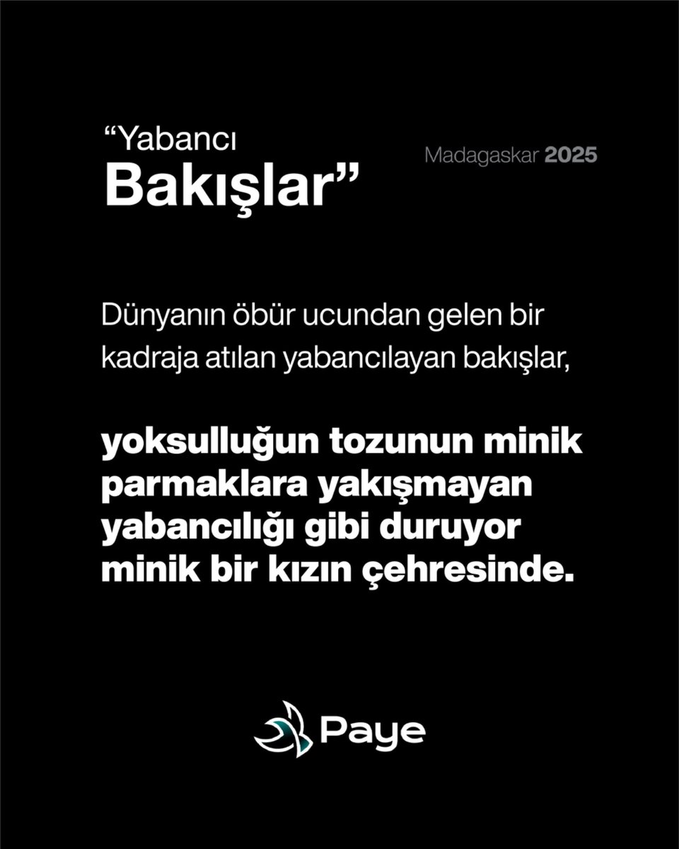 payeiyd's tweet photo. Dünyanın öbür ucundan gelen bir kadraja atılan yabancılayan bakışlar,

yoksulluğun tozunun minik parmaklara yakışmayan yabancılığı gibi duruyor minik bir kızın çehresinde.

Paye İnsani Yardım Derneği
[ gaye paylaşmaktır ] https://t.co/f2S6mJjxk3