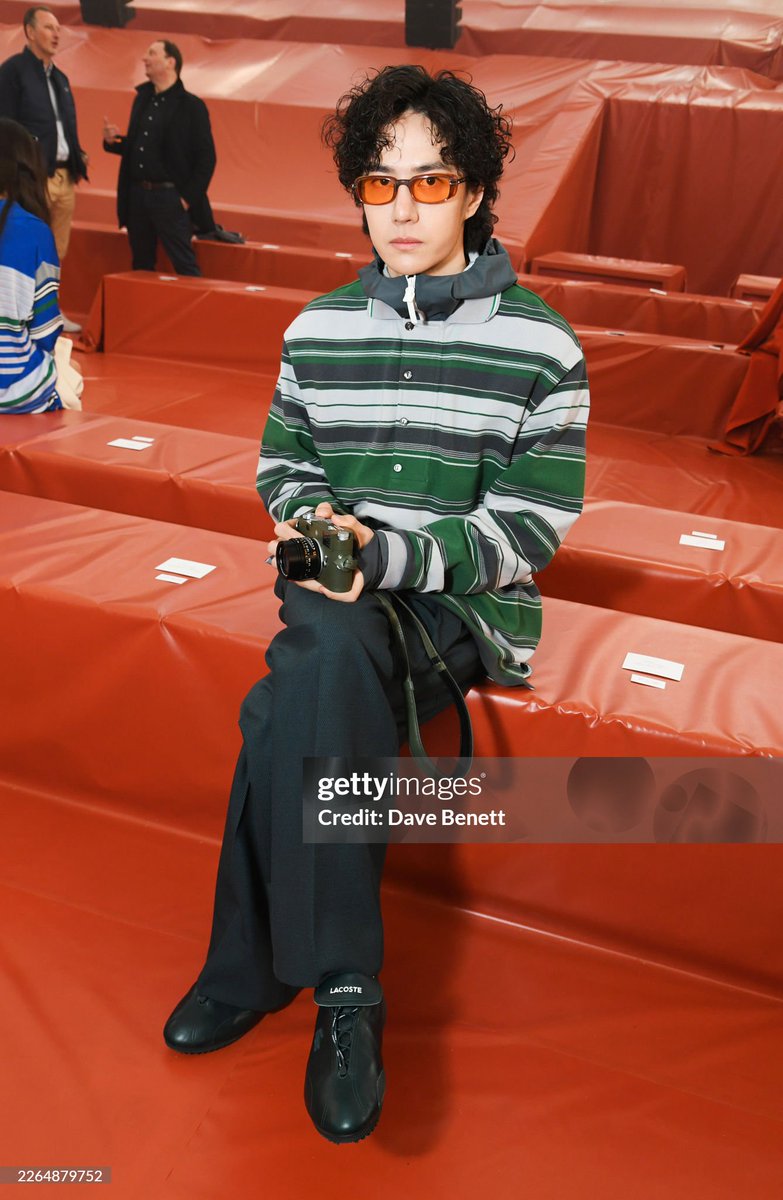 TrendyUpdate_th's tweet photo. "หวังอี้ป๋อ" เข้าร่วมชมแฟชั่นโชว์ LACOSTE คอลเลกชั่น 'Fall/Winter 2026-27' ณ กรุงปารีส ประเทศฝรั่งเศษ 🇫🇷

WangYibo WashedOutMatch
#YIBOxFallWinter26Lacoste
#WangYiboxLacoste #WangYibo 
#LacosteFW26 #Lacoste #PFW 
#ParisFashionWeek2026 https://t.co/RuQb6lTQd1