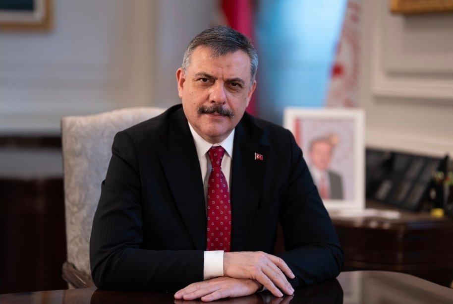 bombacimlym3's tweet photo. Sayın Bakanım...

Emniyet ve jandarma teşkilatın neresine el atsanız elinizde kalıyor maalesef...

Mobbing, haksızlık, adaletsizlik ve bunlara karşı gösterilen vurdumduymazlık artık görmezden gelinecek bir noktayı çoktan aşmıştır...

Tüm bunların yanında, çalışma saatleri ile ilgili olarak aynı il sınırları içerisinde dahi uygulama birliği sağlanamamaktadır...

Zira il merkezinde bir şubede görevli personel orijinal 12/36 çalışma sistemiyle görev yaparken, başka bir şubede görevli personel çakma 12/36 ve farklı farklı çalışma sistemleri ile çalışmaktadır...

Yine aynı ilin farklı ilçelerinde görev yapan personeller için de bu şekilde farklı ve keyfî çalışma sistemleri uygulanmaktadır...

Aynı üniformayı giyen, aynı kanuna tabi olan, aynı sorumluluğu taşıyan personel arasında bu kadar farklı uygulamaların olması asla normal olmadığı gibi personelde adalet duygusunu da ortadan kaldırmıştır...

Personeliniz gece gündüz demeden çalışıyor, risk alıyor, ağır sorumluluklar taşıyor ve tüm bunlara rağmen hak ettiği maaşı alamadığı gibi bir de kendi teşkilatı içinde eşitsizlik ve keyfî uygulamalarla karşı karşıya bırakılıyor...

Eski İçişleri Bakanı tarafından verilen ancak yerine getirilmeyen sözlerin gereğini sizin yerine getirmenizi; maaş ve özlük haklarının iyileştirilmesi, çalışma saatlerinin kanunla açık şekilde belirlenerek ülke genelinde yeknesak biçimde uygulanması için somut adımlar atmanızı heyecanla bekliyoruz Sayın Bakanım...

Ayrıca teşkilat içinde bir kısım amirler tarafından açık açık haksızlık, adaletsizlik, mobbing ve zorbalık yapıldığı su götürmez bir gerçektir...

Tüm bunların görmezden gelindiği, yapanın yaptığının yanına kâr kaldığı da su götürmez bir gerçektir...

Sizden bu vurdumduymazlığı ortadan kaldıracak güçlü bir irade ortaya koymanızı özellikle rica ediyoruz...

Malumunuz olduğu üzere; devlet ciddiyeti, verilen sözleri tutmakla ve kendi personeline adaletle ve hakkaniyetle davranmakla ölçülür...

Polisler ayrıcalık istemiyor, sayın bakanım...

Sadece adalet, eşitlik ve verilen sözlerin tutulmasını istiyor...

Hepsi bu...

“Resulüm! Eğer hüküm verirsen, aralarında adaletle hüküm ver. Şüphesiz Allah, adaletli davrananları sever.” (Maide, 5/42).

Bu mihvalde sizden umutluyuz ve beklentimiz çok, Sayın Bakanım...

KOLLUK-DER
@KollukDer
@mustafaciftcitr
@TC_icisleri