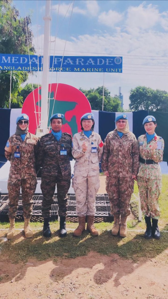 #HappyWomensDay
پاکستان کی لیڈی آفیسرز میڈل پریڈ میں دوسرے ممالک کی افسران کے شانہ بشانہ  وقار، حوصلہ اور پیشہ ورانہ مہارت کی روشن مثال۔

یہ منظر صرف ایک تقریب نہیں بلکہ عزم، محنت اور قومی وقار کی ترجمانی ہے۔ ہمارے وطن کی بیٹیاں عالمی سطح پر اپنی صلاحیتوں کا لوہا منواتی ہوئی،