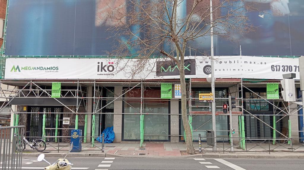 miberben's tweet photo. @Lineamadrid   Hace muchos meses que hay un andamio molestando el tránsito de peatones en la esquina de la calle general Pardiñas con Francisco Silvela 47. Junto al intercambiador de Av América  ¿Es que no hay plazo temporal para el establecimiento de andamios en la vía pública? https://t.co/TcZoanJe0V