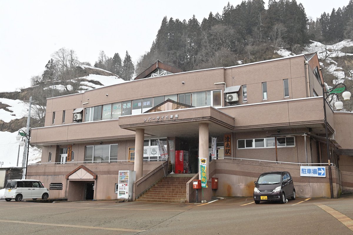 今回の旅の目標がキハ110の秋田リレー塗装を見る事

旅程中に乗り換えたり、今回ダメでもまた訪れるつもりでいましたが、、
初手から入線してきた！！

津南駅で駅ナカ温泉にも入って、越後川口へと向かいました。