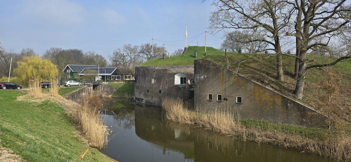Martin1960's tweet photo. En zoals her spreekwoord wil: de aanhouder wier! Zon breekt volop door tussen (Fort) #Vuren, #Dalem en #Gorcum. Bepaald geen marteling, dat laatste stukje 😎☀️🚴♀️ https://t.co/5ADN1CJANU