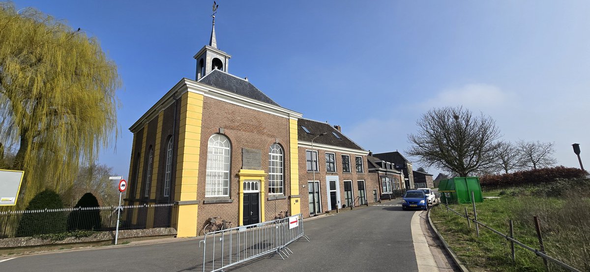 Martin1960's tweet photo. En zoals her spreekwoord wil: de aanhouder wier! Zon breekt volop door tussen (Fort) #Vuren, #Dalem en #Gorcum. Bepaald geen marteling, dat laatste stukje 😎☀️🚴♀️ https://t.co/5ADN1CJANU