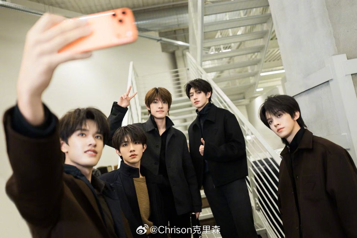 ZHANGJI_TH's tweet image. 🍊26/3/8✨️
 [Chrison 克里森 weibo update with #ZhangJi]

TOP登陆少年组合 x Prada | หลังจากแฟชั่นโชว์Pradaที่มิลาน เหล่าวัยรุ่นยังได้ไปที่ Valvigna garden factory ด้วยกันอีกด้วย…

@Prada
#PradaFW26
#TransfOrmProject 
#张极 #จางจี๋
#今天Jer个样
#登陆少年组合
#TOP登陆少年组合