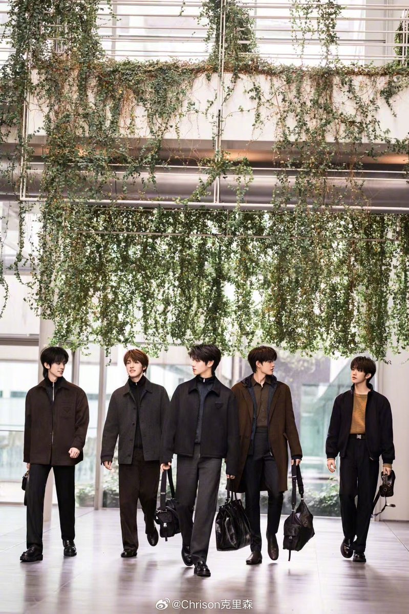 ZHANGJI_TH's tweet image. 🍊26/3/8✨️
 [Chrison 克里森 weibo update with #ZhangJi]

TOP登陆少年组合 x Prada | หลังจากแฟชั่นโชว์Pradaที่มิลาน เหล่าวัยรุ่นยังได้ไปที่ Valvigna garden factory ด้วยกันอีกด้วย…

@Prada
#PradaFW26
#TransfOrmProject 
#张极 #จางจี๋
#今天Jer个样
#登陆少年组合
#TOP登陆少年组合