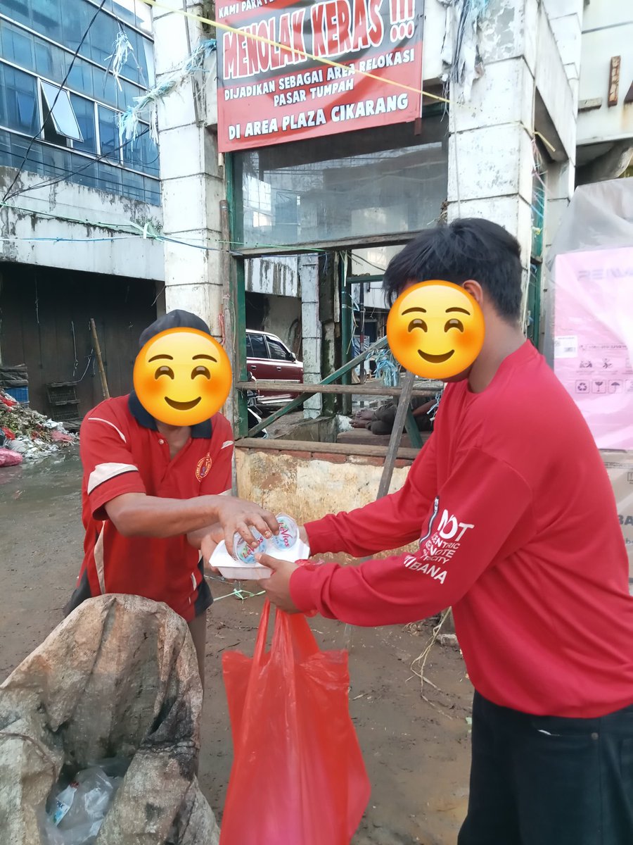 ngajiproject's tweet photo. Assalamu'alaikum wr wb 
Alhamdulillah acara Berbagi takjil di sekitaran St Cikarang, Kab. Bekasi berjalan dengan lancar🥰
Jazakumullah Khoiron Katsiran bagi yang sudah berdonasi🥰🙏 https://t.co/gVni2t7ExG