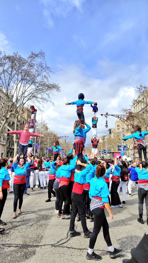 borinots's tweet photo. Un any més, hem sortit al carrer per dir ben clar que sense dones no hi ha #castells.

Juntament amb totes les colles de Barcelona, hem completat dos pilars de 4, un 3 de 6 i un 4 de 6 íntegrament femenins.

Avui i sempre, fem pinya per una igualtat real i visible. https://t.co/wIybq4IkHN