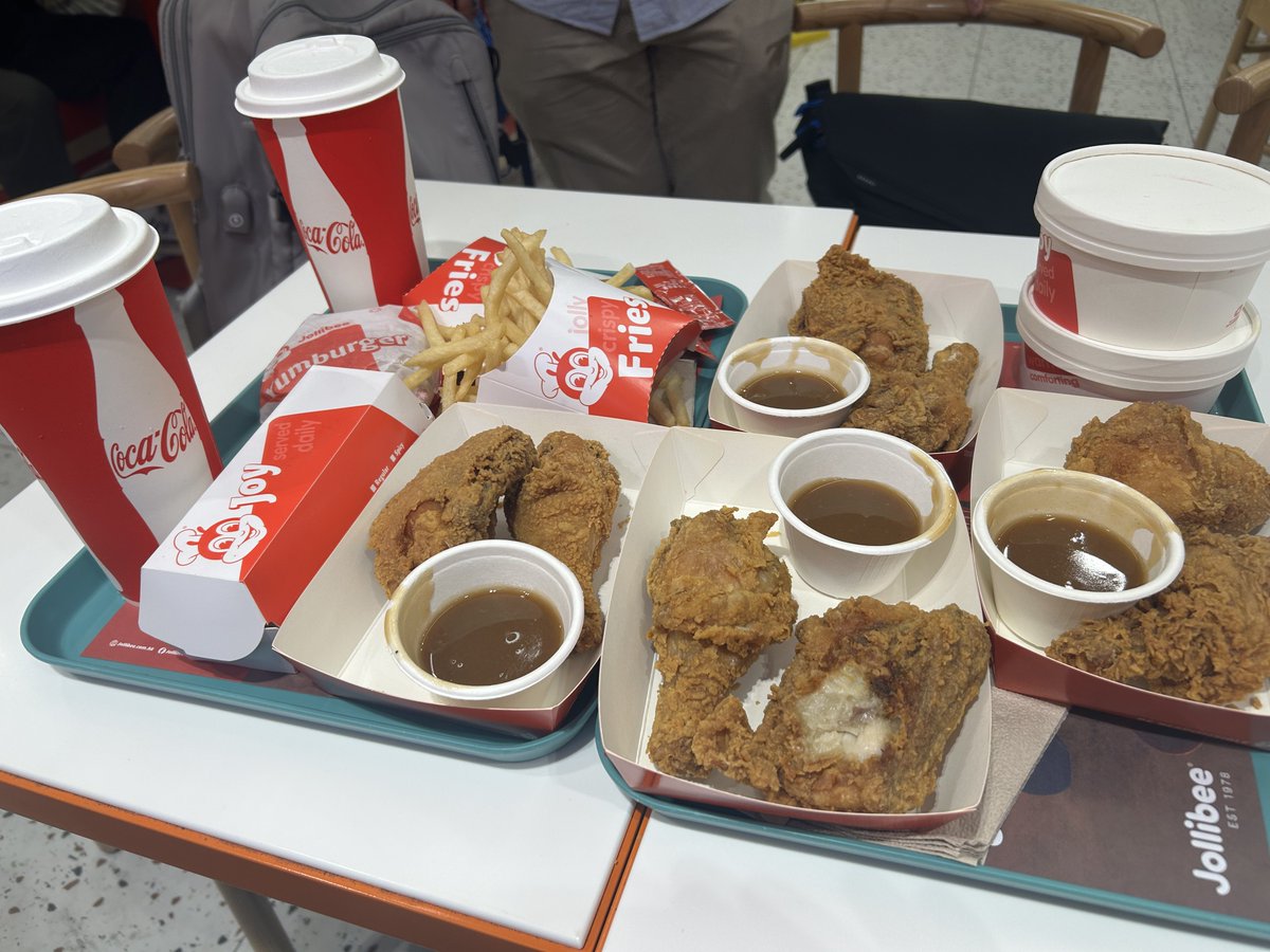 yottan20001202's tweet photo. 香港来て1発目のご飯！！！！
フィリピンのチキン屋さん👈wwwwwwwwww https://t.co/k1mJGNiYvM