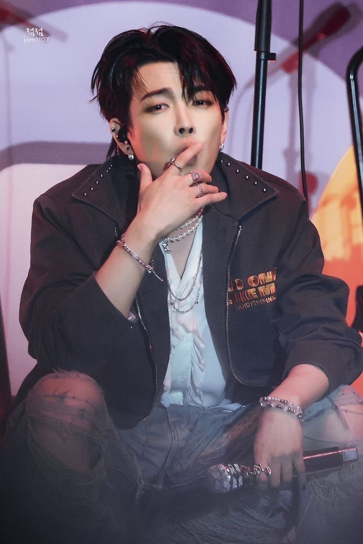 Matz au SEOUL DRIFT where hj is the fastest underground racer in Seoul, no one beat him for years, everyone knows him, no one even dares to challenge him, until sh appears out of nowhere &amp; bets that he will win against hj &amp; sh says „if I win … I want you to fuck me in your car“