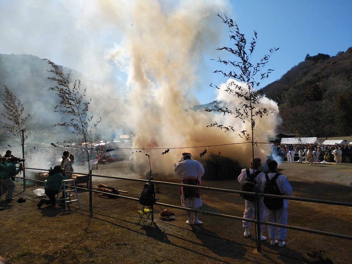 ssc_help's tweet photo. 今日は高尾山薬王院の火渡り祭に行って来ました。火渡り祭は他も含めて初めてです。
火の粉がこっちに飛んで来るんじゃないかと思わせるぐらいで、しかも熱を感じながら燃え方が豪快で迫力がありました。
火が収まった後、希望者みんな火渡りが可能で私も火渡りしてきました。 https://t.co/AD6PUwmVQg