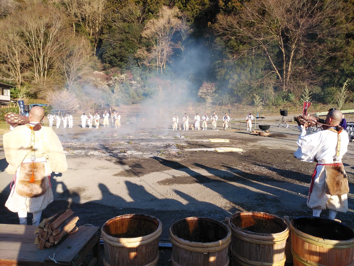 ssc_help's tweet photo. 今日は高尾山薬王院の火渡り祭に行って来ました。火渡り祭は他も含めて初めてです。
火の粉がこっちに飛んで来るんじゃないかと思わせるぐらいで、しかも熱を感じながら燃え方が豪快で迫力がありました。
火が収まった後、希望者みんな火渡りが可能で私も火渡りしてきました。 https://t.co/AD6PUwmVQg
