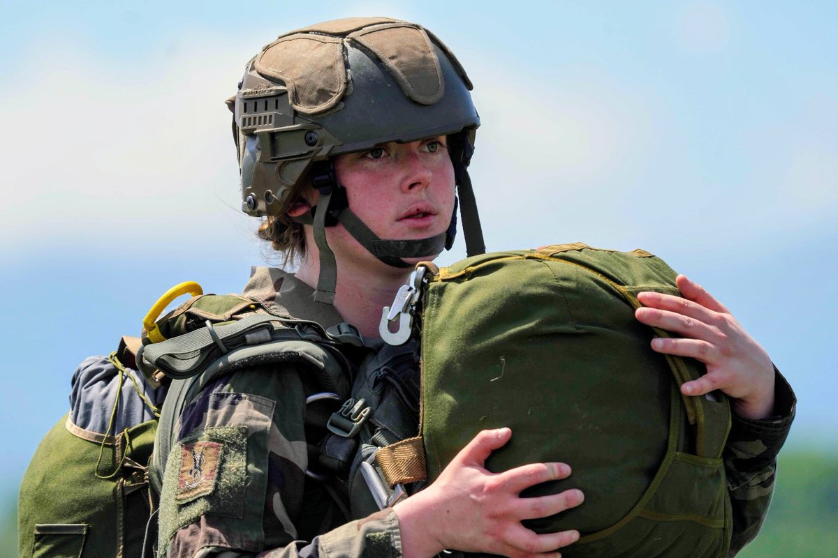 École des troupes aéroportées tweet media