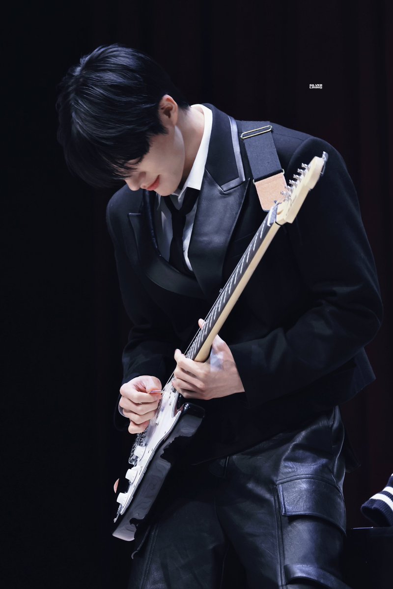 𝐬𝐢𝐥𝐯𝐞𝐫 𝐥𝐢𝐧𝐢𝐧𝐠. tweet media