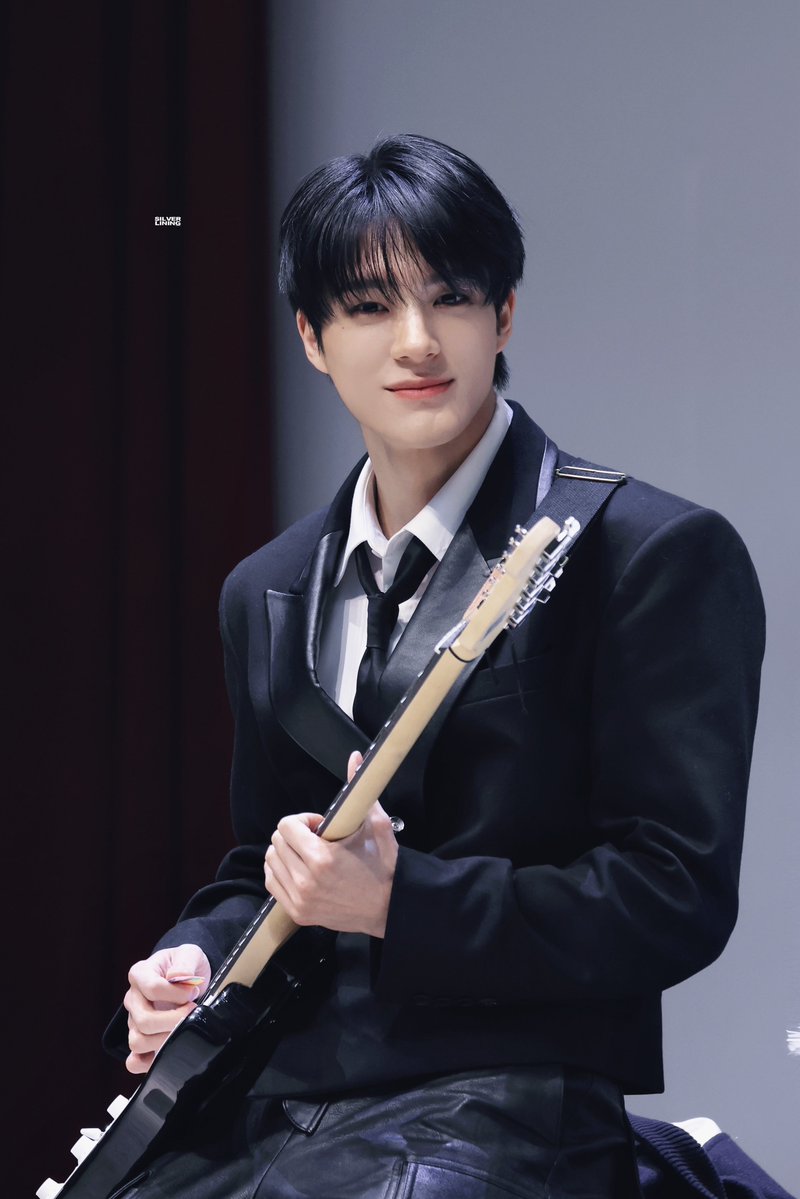 𝐬𝐢𝐥𝐯𝐞𝐫 𝐥𝐢𝐧𝐢𝐧𝐠. tweet media