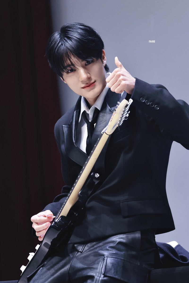 𝐬𝐢𝐥𝐯𝐞𝐫 𝐥𝐢𝐧𝐢𝐧𝐠. tweet media