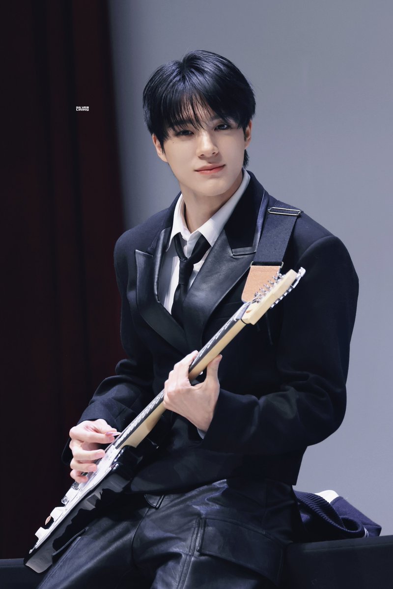 𝐬𝐢𝐥𝐯𝐞𝐫 𝐥𝐢𝐧𝐢𝐧𝐠. tweet media