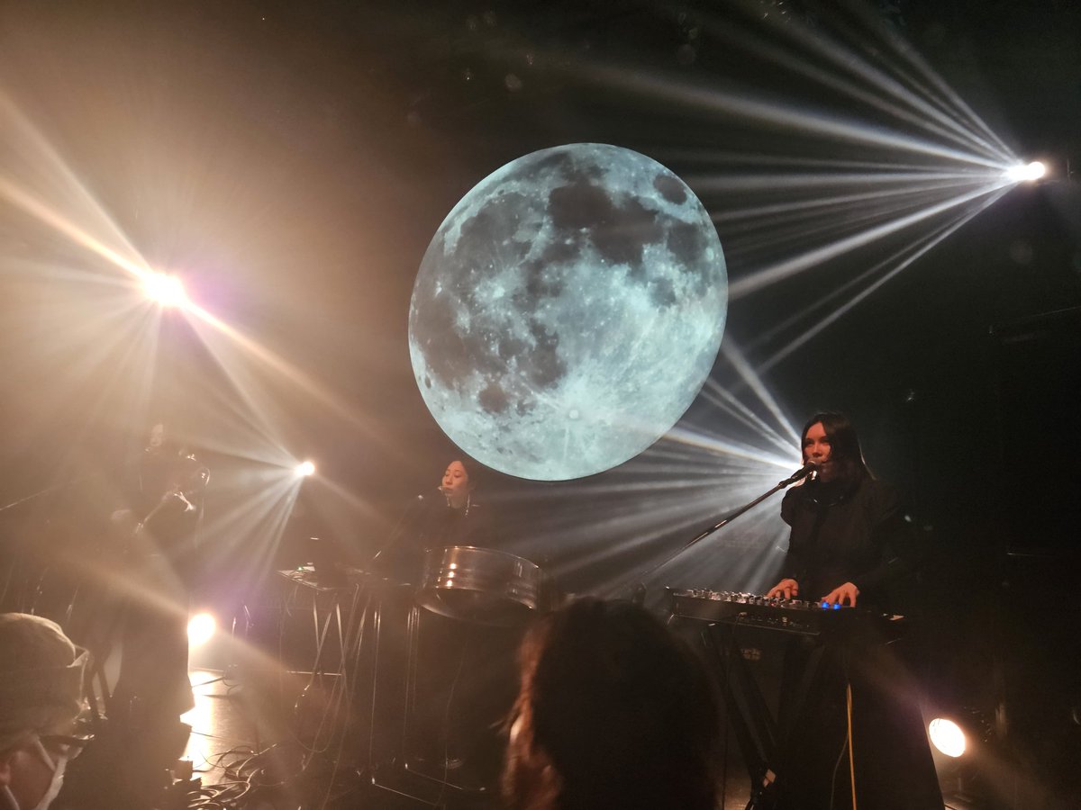 月見ル君想フでBlack Boboi
幻想的でドリーミーなトラックに、自由でアグレッシブなリズムが乗り、オルタナにもアンビエントにもダンストラックにも🔥
小林うてな、ermhoi、Julia Shortreedのコーラスワークと音の世界観が素晴らしい💖
久しぶりのライブだったけど、また活動していくのかな😌楽しみ🙌