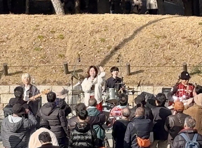 今日はdaishiさん上京前ラストの城天🏯
2階通路から全体を見渡す鑑賞もこれはこれであり！ミライノヒカリの声出しの煽りで爆笑🤣
祝福のお言葉たくさんありがとうございました😊
#ナンカノユメ
#城天ストリート
#大阪城公園