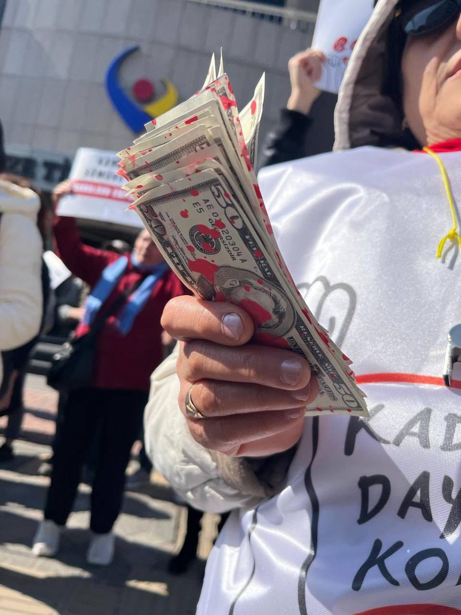 kadindayanismak's tweet photo. Gebze Ticaret Odası önünden sesleniyoruz: Emeğimiz ve hayatımız için yolları ayırıyoruz.

Ellerine kan bulaşmış patronlara kanlı paralarını iade ettik. 

#8Mart #siztekbizhepimiz https://t.co/YmaHgwWUg4