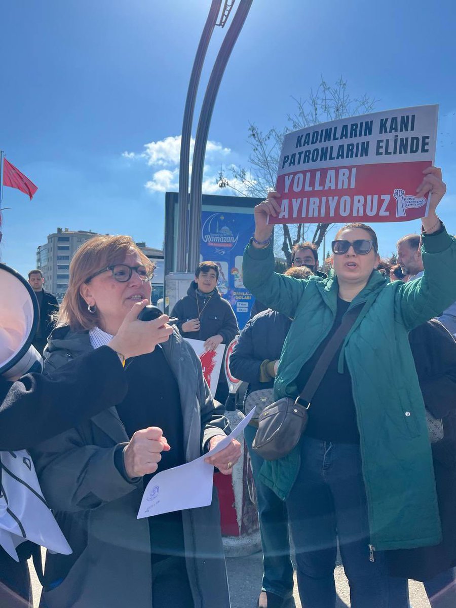 kadindayanismak's tweet photo. Gebze Ticaret Odası önünden sesleniyoruz: Emeğimiz ve hayatımız için yolları ayırıyoruz.

Ellerine kan bulaşmış patronlara kanlı paralarını iade ettik. 

#8Mart #siztekbizhepimiz https://t.co/YmaHgwWUg4