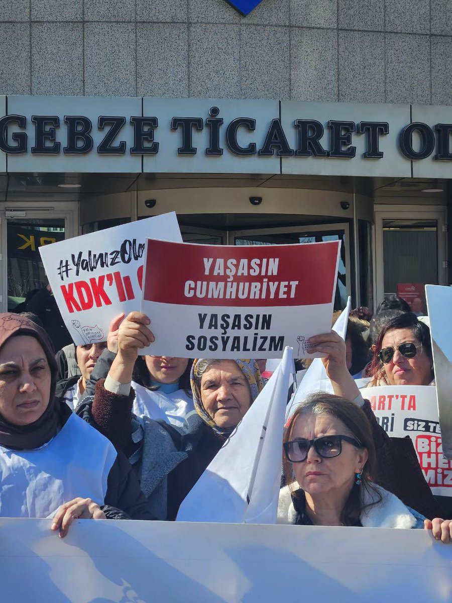 kadindayanismak's tweet photo. Gebze Ticaret Odası önünden sesleniyoruz: Emeğimiz ve hayatımız için yolları ayırıyoruz.

Ellerine kan bulaşmış patronlara kanlı paralarını iade ettik. 

#8Mart #siztekbizhepimiz https://t.co/YmaHgwWUg4