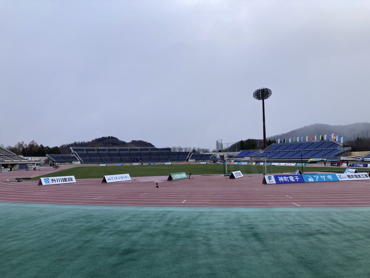 約450人の秋田サポの皆様おめでとうございます！
きつい時間帯もあって大変だったけどめちゃくちゃ声出てたし間違いなく後押しになったと思う。
今日来れなかった人も含め来週も密集して勝たせる雰囲気を作りましょう！