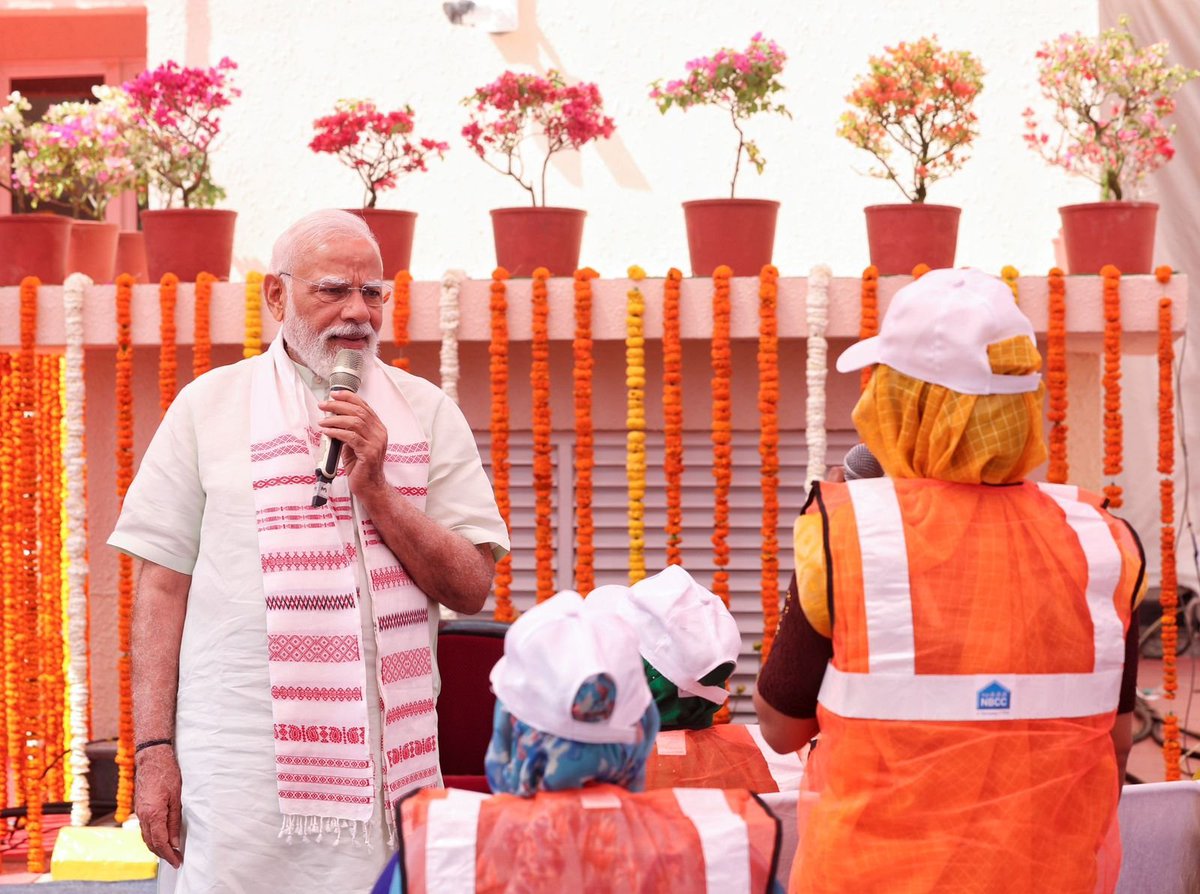 narendramodi's tweet photo. अंतर्राष्ट्रीय महिला दिवस के अवसर पर जीपीआरए क्वार्टर के निर्माण में अहम योगदान देने वाली हमारी नारीशक्ति से संवाद कर नई ऊर्जा की अनुभूति हुई है। https://t.co/NGtPG2YDlB