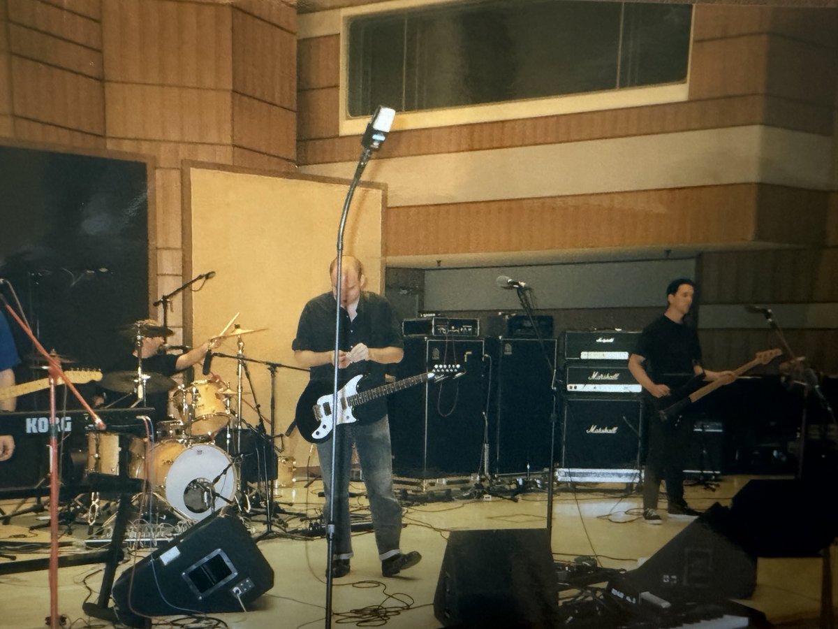 seiki_guikits's tweet photo. 25年前 #BurningAirlines #JetsToBrazil と回った日本ツアーがとても興味深かった。ツアー終盤某ラジオ局の収録で訪れたスタジオの録音機材をJが大変興味深く眺めていて、ツアー中でもエンジニア目線が光る。
#jrobbinsjapantour
#jrobbins
#burningairlines
#jawbox
#jetstobrazil
#naht
#dirtcopy https://t.co/7Jm469SPTE