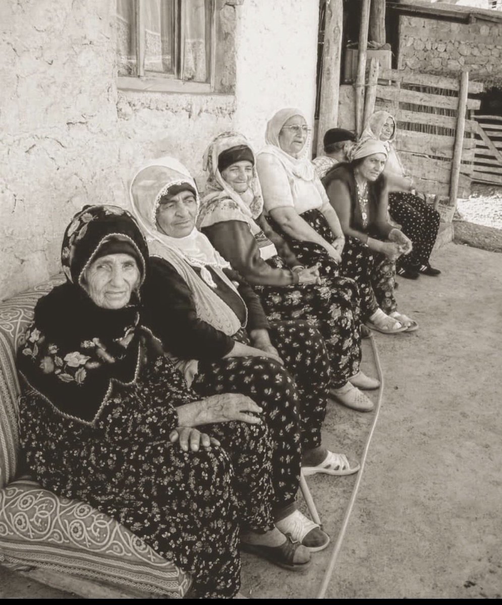 Sunayyoltay's tweet photo. Selam olsun direnen, kendini ezdirmeyen, kimden gelirse gelsin, baskılara boyun eğmeyen, haksızlıklar karşısında avazı çıktığı kadar haykıran, üreten, emek veren, sevmeyi bilen kadınlara…
Emekçi kadınlara yılın her günü mücadele....🌹 https://t.co/uMT7pKTUdC