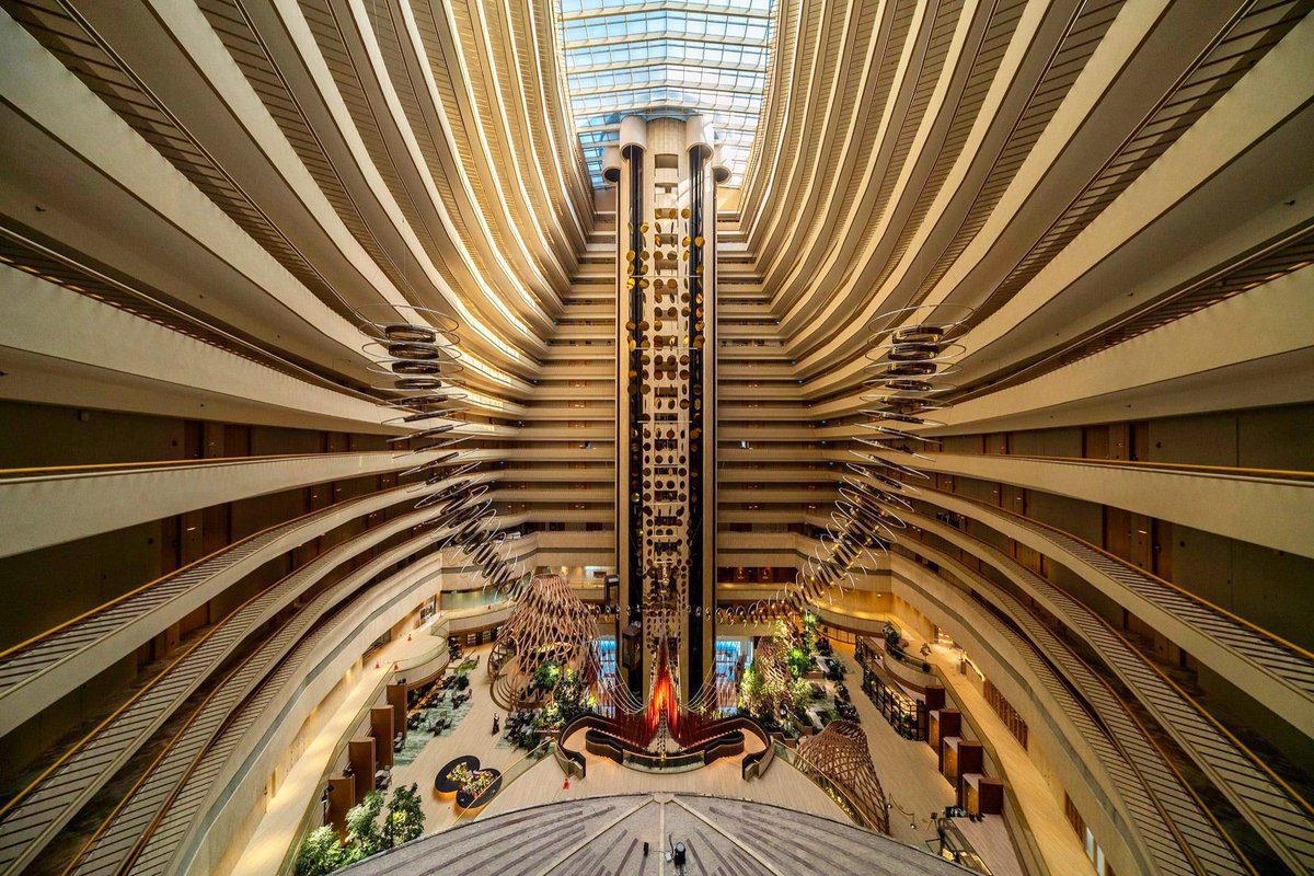 luusssso's tweet photo. Neofuturistic hotel designs from legendary architect John Portman https://t.co/iPLyVTYGk2