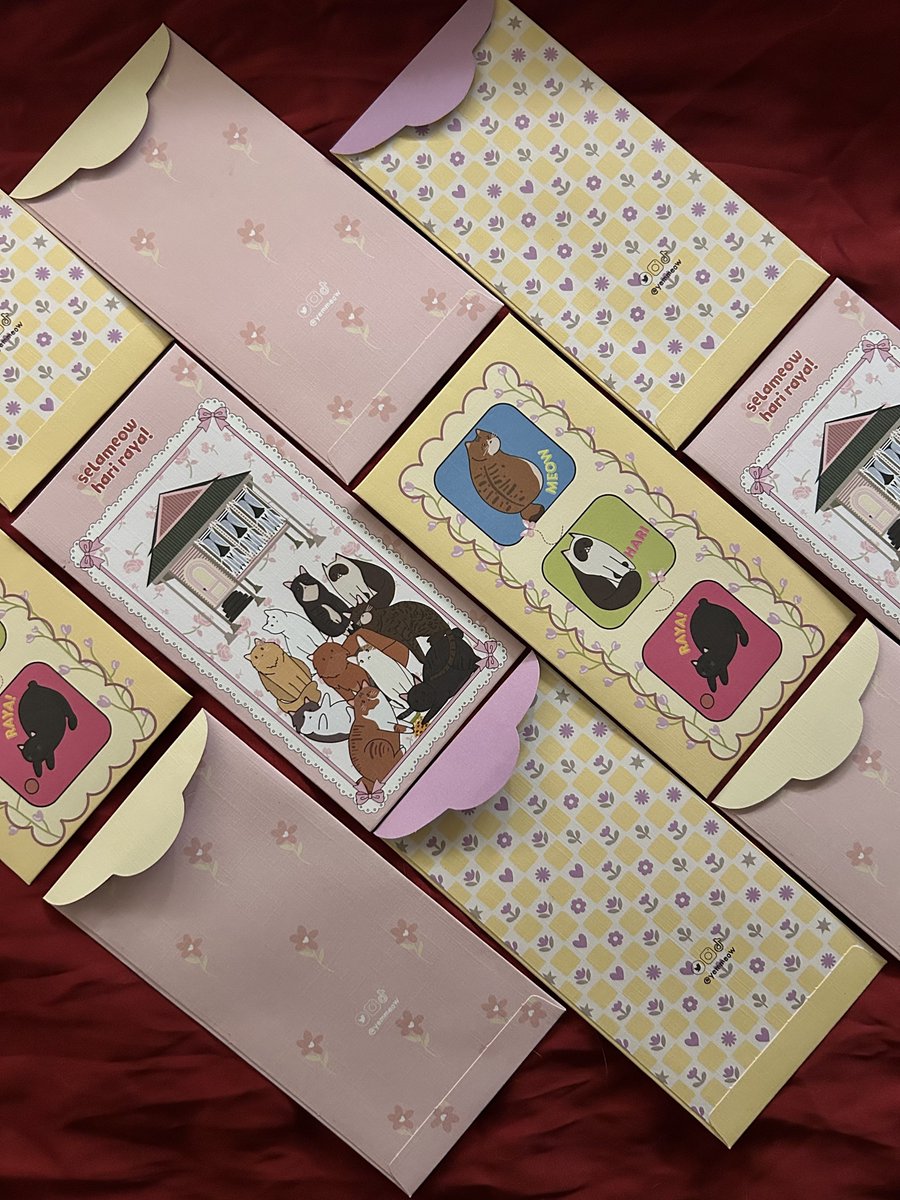 yemmeow's tweet photo. Kucing saya kena cari duit sendiri sebab tu jual macam jenis merch. Sekarang deme jual sampul raya comei comei. Siapa nak sampul yang gerenti budak-budak suka meh la beli 🥰 https://t.co/g8i4BvenNn
