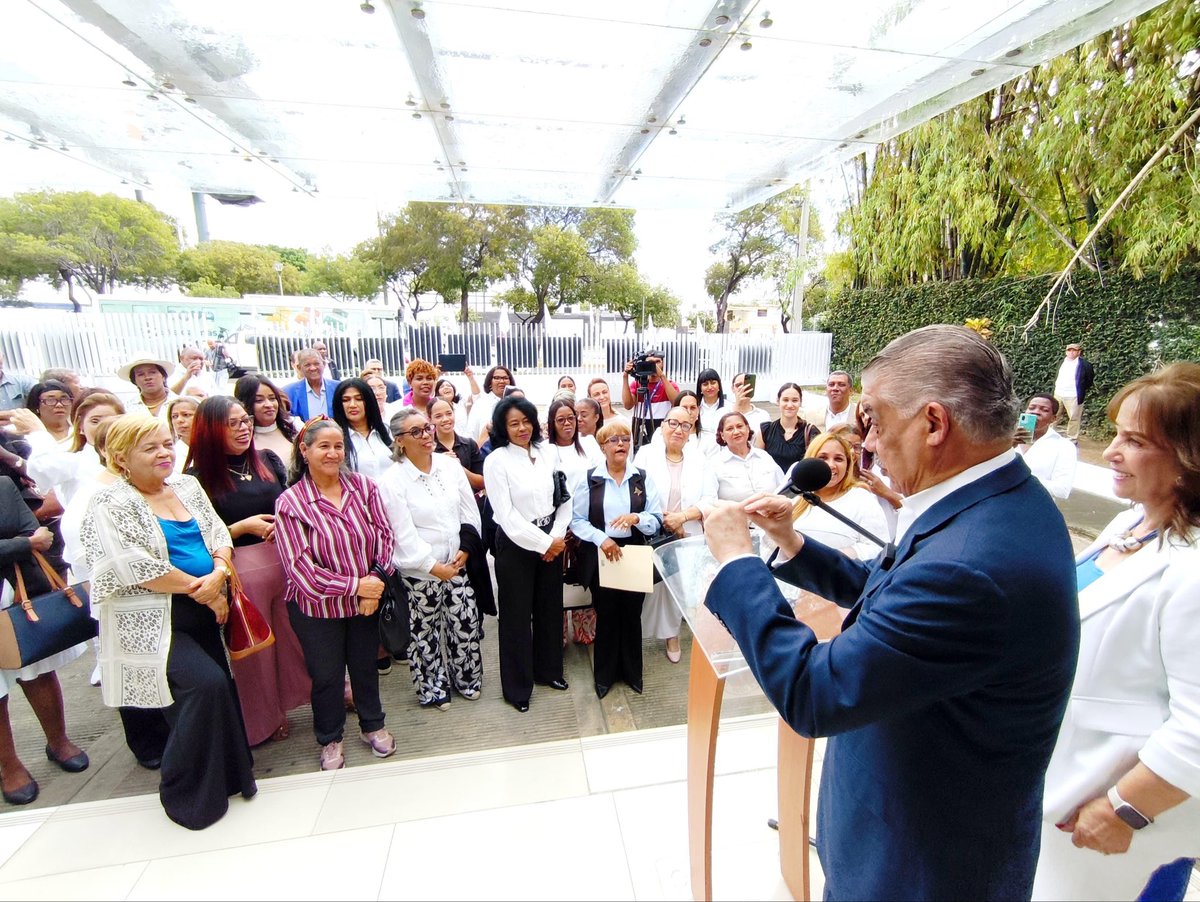 Hoy, en el Día Internacional de la Mujer, reconocemos a las mujeres dominicanas, protagonistas en la construcción de una sociedad más justa y democrática. Su talento, liderazgo y compromiso han sido clave para el progreso nacional. Sigamos trabajando por más oportunidades y