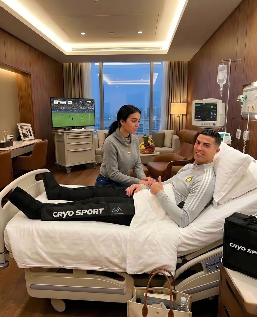 Gionald0's tweet photo. Great to see you recovering well, champ Cristiano. 👍 https://t.co/YGxWlBaLy4
